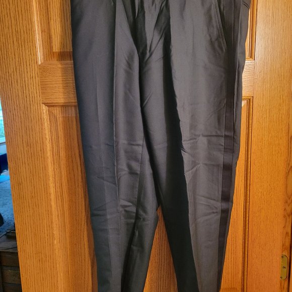 Like new David Hart short pants. Waist = 34. Inseam is about 24 or 26 inches - Picture 1 of 2